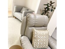 エルネイル サロン(L.nail salon)の雰囲気（個室でゆっくり寛げるリクライニング！付き添い人のソファあり◎）