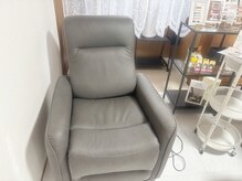 フットネイルはこちらのリクライニングチェアでリラックスを☆