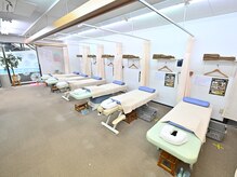 小島鍼灸整骨院の雰囲気（広々とした清潔な院でリラックスして施術を受けられます。）