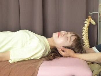 てあて館 コンフォルト 綱島(confort)の写真/頸椎の歪みを調整し、首・肩の緊張を緩和する極上ケアで軽やかな毎日を！可動域を劇的に改善しスッキリ！