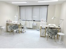 韓国サロンのような白を基調とした落ち着いた空間 *. 