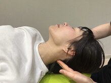 ほうしゅやま整体院 福岡空港店の雰囲気(首周りを指圧にて施術)
