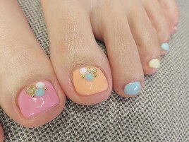 パステルカラーのフットネイル