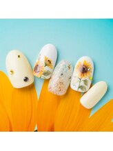 ラ カゼッタ(La casetta)/手描き水彩風ひまわりネイル