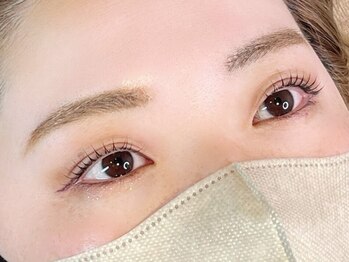 彼女とまつ毛クリム(crim)の写真/【マスカラパーマ】ふんわり立ち上げて自然なボリュームが続き、マスカラしたような存在感を叶えます！