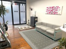 富士駅前整体院/院内ソファーでお待ち下さい