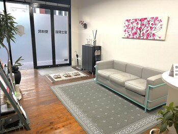富士駅前整体院/院内ソファーでお待ち下さい