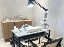 グレーを基調とした落ち着いたサロンです＊