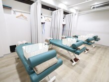 尼崎立花らく整骨院 鍼灸院/ベッドもグリーンで統一！