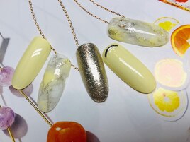 パステルイエローネイル