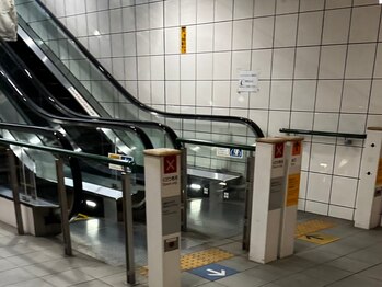 ザ モアナテラス(THE MOANA TERRACE)/エスカレーターで地上へ