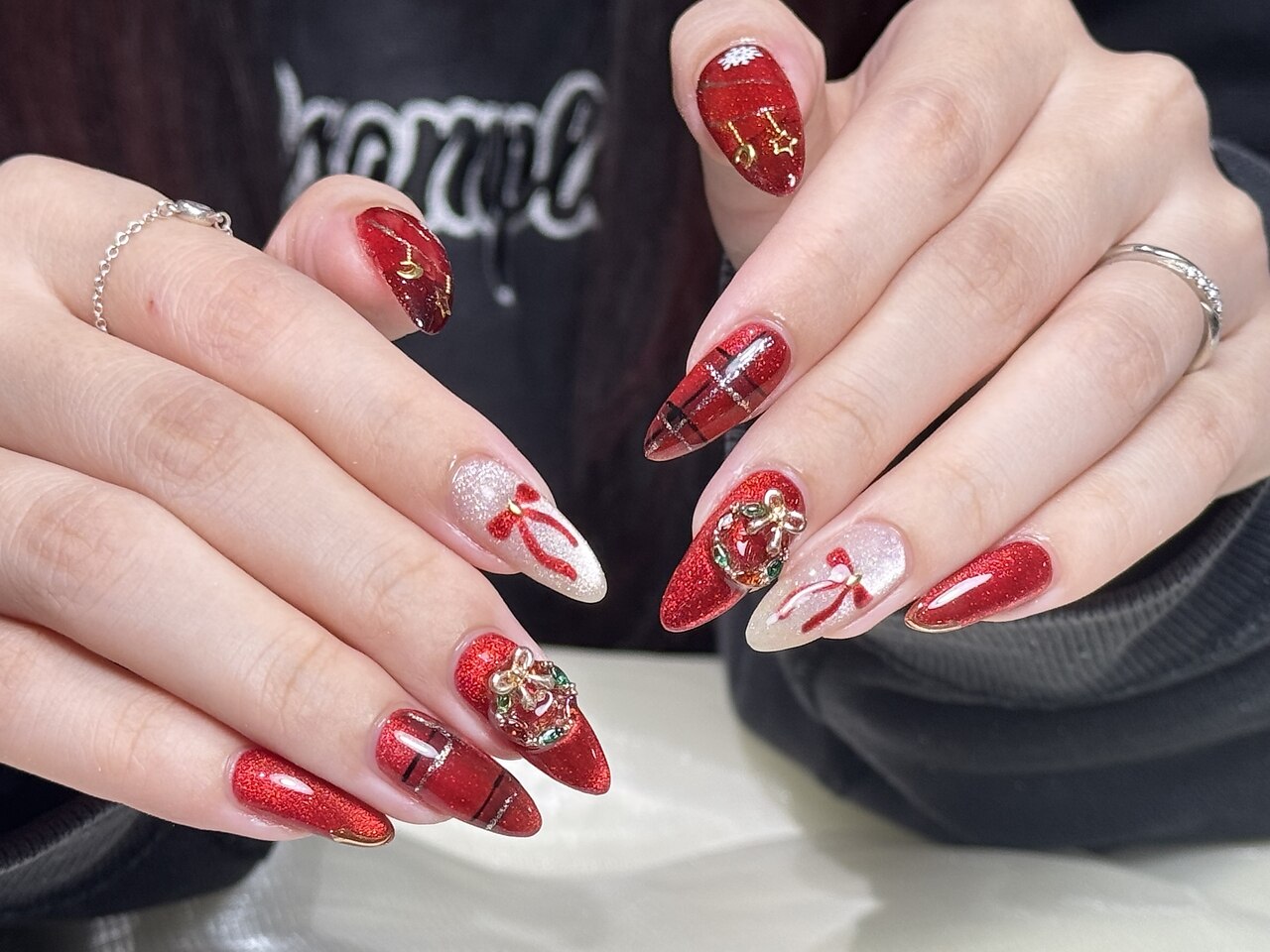2025年-2026年冬トレンド】リボン クリスマスのネイルデザイン集｜人気
