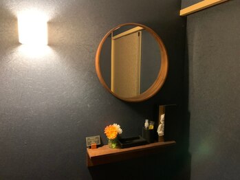 フウ 新宿三丁目店(Huu..)/鏡・寝ぐせ直し・コーム完備