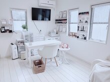 サロンアール(Salon.R)の雰囲気（ネイル部屋。個室でお好きな番組を観ていただけます。）