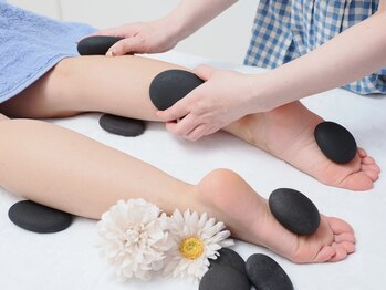 サロンドリボン(Salon de Ribbon)の写真/むくみ撃退&極上癒し!黄土よもぎ×ホットストーンで全身ぽかぽか、冷えとむくみを同時に整える温活ケア◎