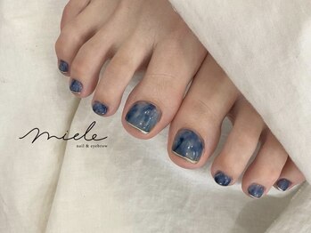 フットネイビー細フレンチネイル
