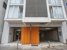 メロウ(mellou)/オレンジ色の外観の建物です！