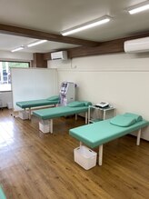 別府つるみ整骨院/内観　電気用ベッド回り