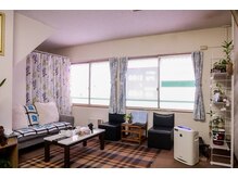 ランナーの雰囲気（ゆっくり寛げる待合室にて、ドリンクサービスもあります♪）