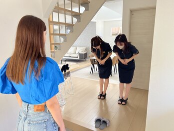 メロス/玄関でお出迎え