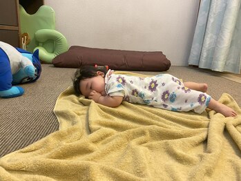 子育てママの整体サロン/施術中のお子様の様子