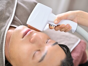 ココミエレ(COCO MIELE)の写真/【東三国駅から徒歩2分】脱毛デビューにおすすめ◎冷却しながらの照射で痛みを最小限に施術！