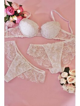 ブドワール(BOUDOIR)/PINKGOLDの刺繍が大人可愛い