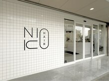 駐車場は入口の前に3台、隣の砂利の方にも2台分看板があります！