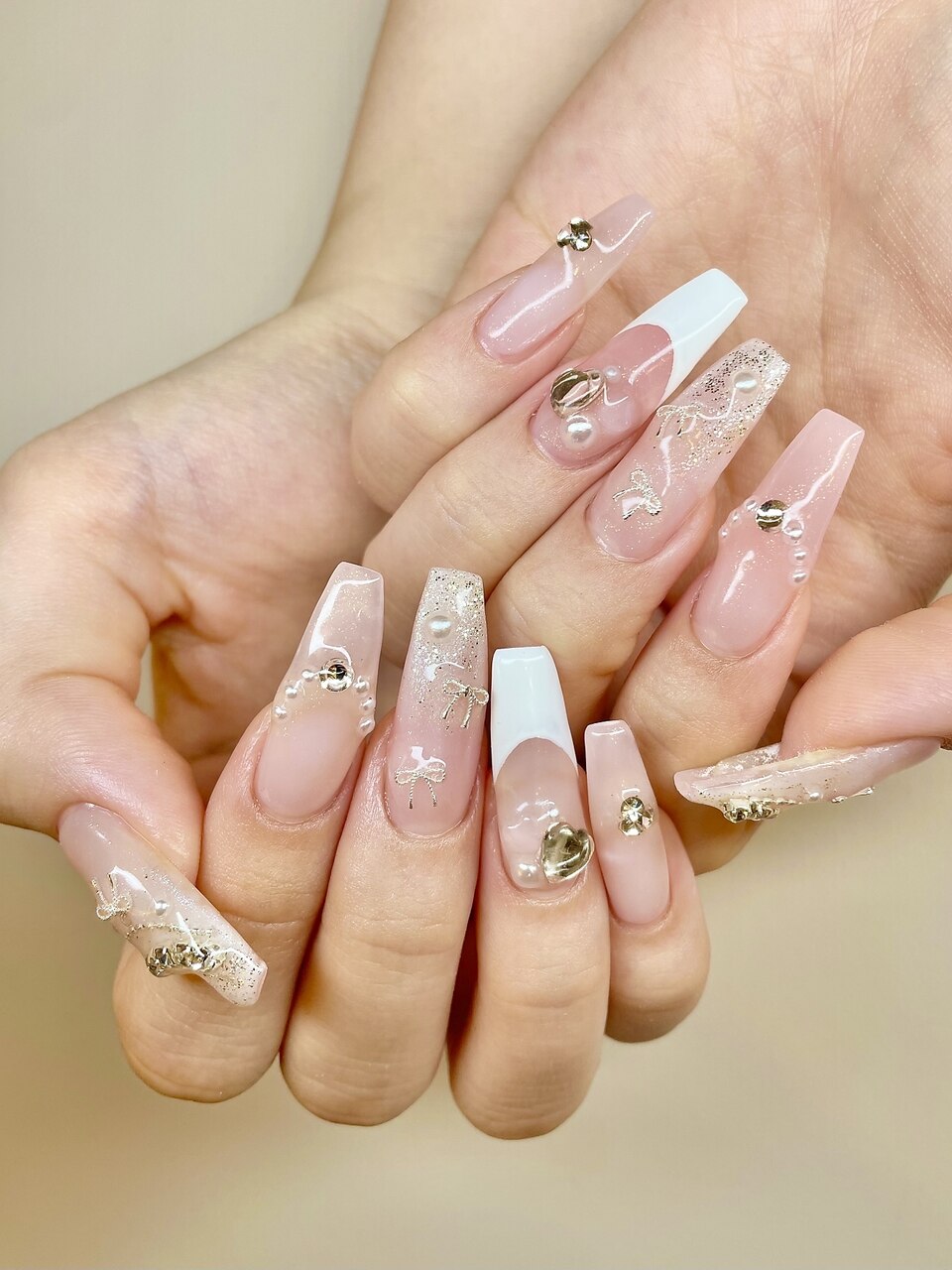 2026年冬トレンド】ホワイト ハンド スーパーロングのネイルデザイン集