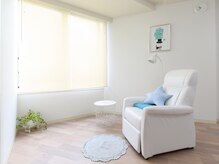 ラ フルール(La fleur)の雰囲気(明るいお部屋でくつろぎながら施術できます。)