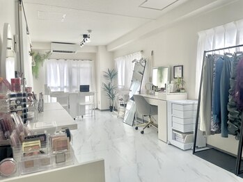 ミラビュー(MILOVIEW)/白を基調とした、明るいサロン♪