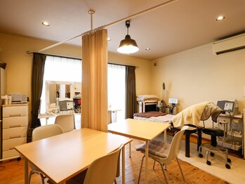 モモサロン(MoMo Salon)/カーテンの仕切りをあけれます