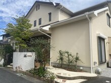 サロン ド プロデュース(salon de PRODUCE)の雰囲気（外観◇明るいベージュカラーで玄関横に専用の入口ドアがあります）