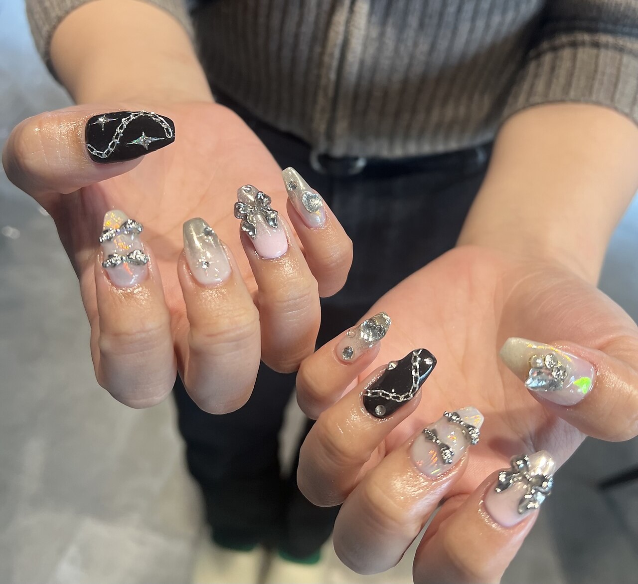 2026年冬トレンド】ブラック ゴージャスのネイルデザイン集｜人気順