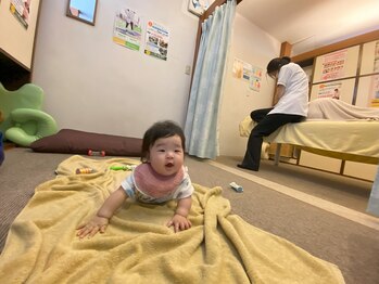 子育てママの整体サロン/施術中のお子様の様子
