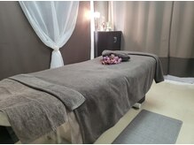 TOTAL BEAUTY SALON KA・RiNの雰囲気(サロン内ベット3台、メイクアップ、オープンスペース有り)