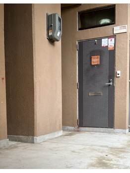 エムズリボーン 那覇店(M's ReBorn)/お店玄関前