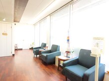 もみかる 三方原店の雰囲気（広々とした待合室！奥に更衣室も完備…気軽に来店可能◎）