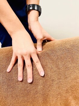 つばめ接骨院/腰の施術中