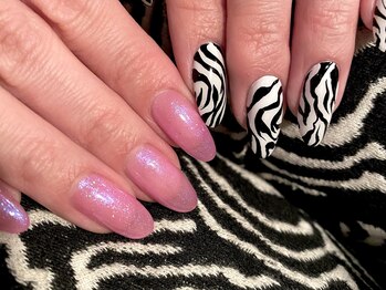 アロナ ネイルサロン アンド スクール(alona)/モノトーン×パキッとカラー☆