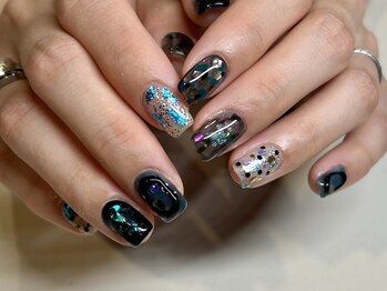 チルダ(tilde)/black&blueきらきらネイル
