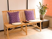 アクシスリラクゼーション(AXIS relaxation)/施術前後ゆっくり腰掛けください