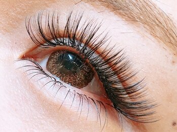 リーベスト 南森町店(REBEST)の写真/圧倒的なモチとトレンドの束感が叶うフラットラッシュ♪瞳にまつ毛の影が入りづらくなり、明るい印象に！