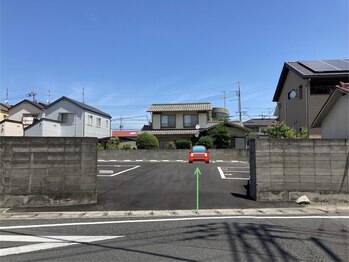 シファ(Sifa)/ブロック塀に囲まれた駐車場