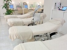 シーボン イオン南越谷店の雰囲気（明るく広々とした開放的なサロン空間。初めての方も通いやすい）