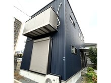 アロマキュート(aroma CUTE)の雰囲気（青いアパートのB-1号室です♪車はサロン前の必ず【１番】に！）
