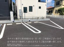 ルアナ(LUANA)の雰囲気（黒い建物の階段下通路奥が入口です♪駐車場は建物裏2台ご用意！）