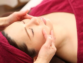 リラクゼーションサロン ローズ(ROSe)の写真/【いつでも気軽に通えるサロン☆】毛穴の黒ずみや開きを改善し、お肌の表面をピカピカに♪憧れのツヤ肌に＊