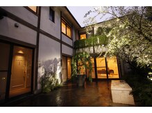 アユアラングレース/夜の中庭