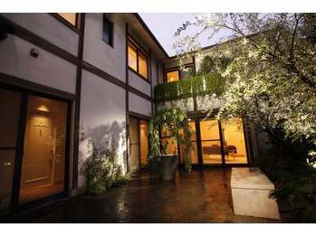 アユアラングレース/夜の中庭